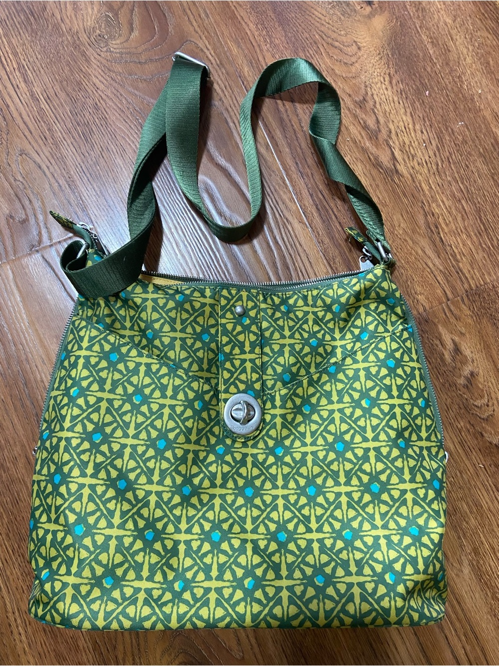 Baggallini Green Patterned Crossbody Bag with Teal Accents lots of pockets